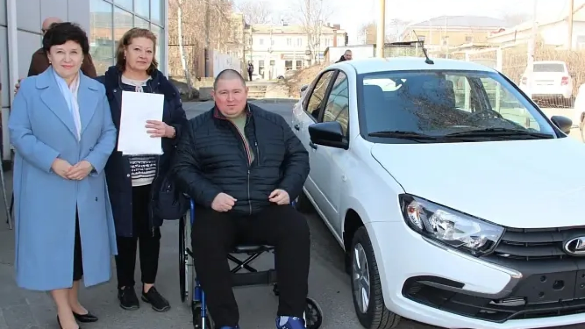 Пять жителей Ростовской области получили адаптированные Lada после производственных травм
