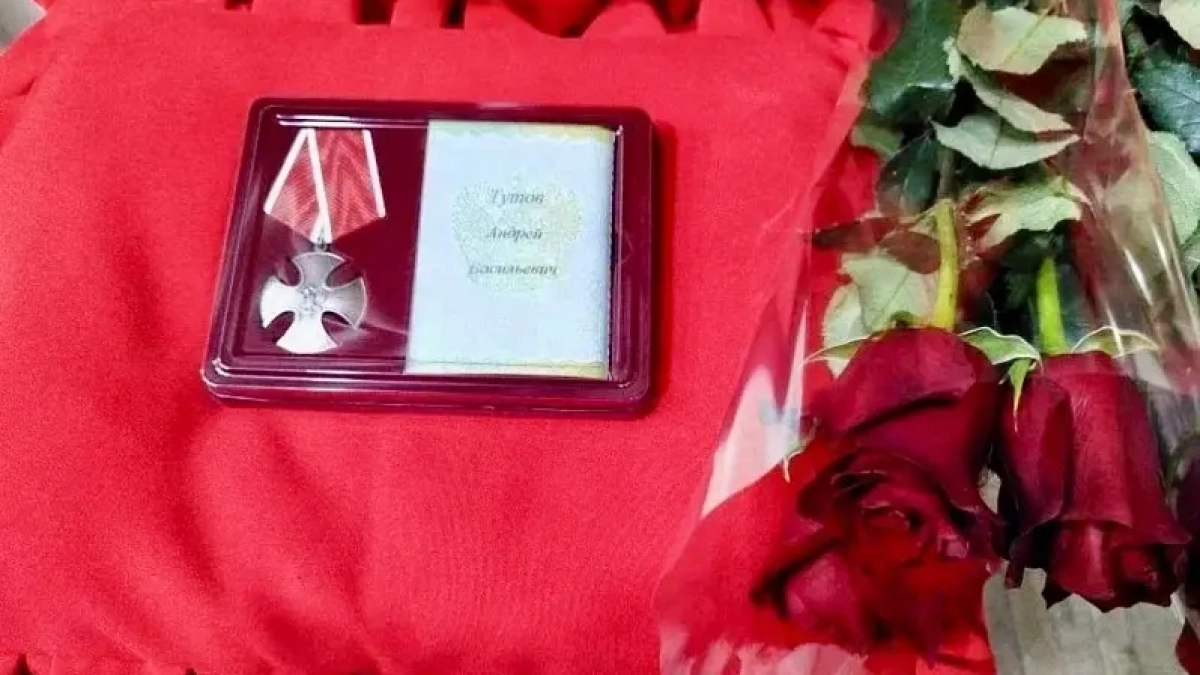 Учитель и тренер, ставший героем: семье Андрея Тутова вручили орден Мужества