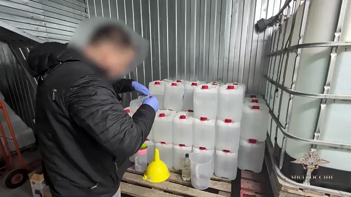 В ростовском гараже нашли ректификационную установку из пяти котлов