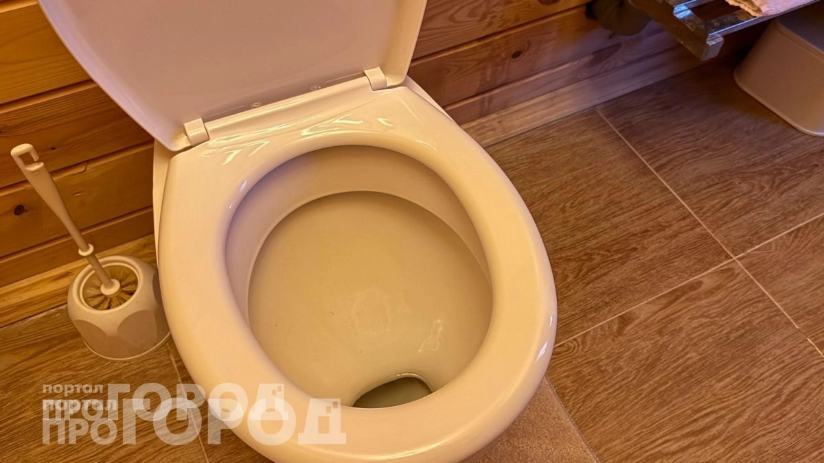 Больше не тру сантехнику часами: достаточно залить это средство на ночь и известковый налет исчезает сам