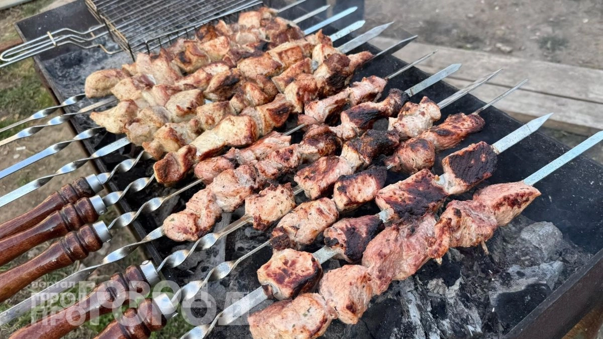 Хватит переплачивать за шейку: мясники раскрыли секрет отруба для идеального шашлыка с невероятной мягкостью