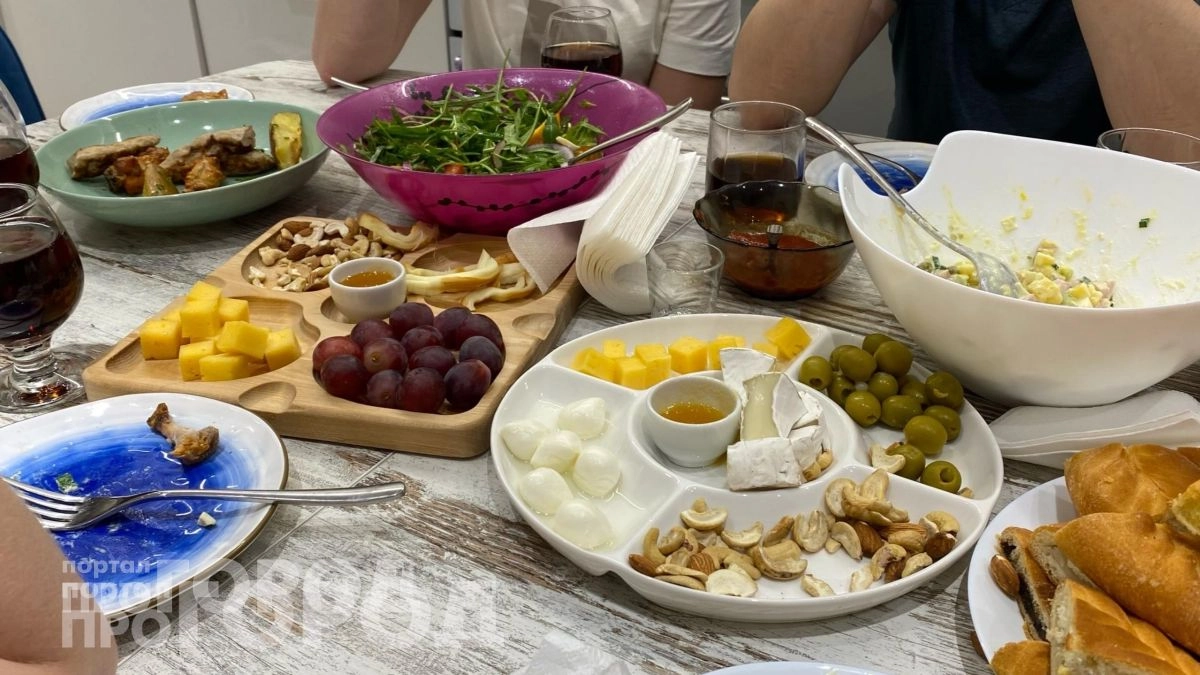 Забудьте про обеденный стол на кухне: дизайнеры показали современные варианты для экономии пространства