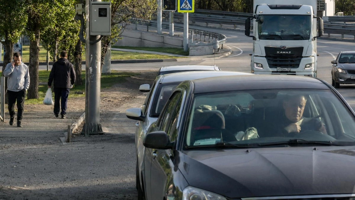 На проспекте Шолохова появилась камера, следящая за ремнём и ОСАГО