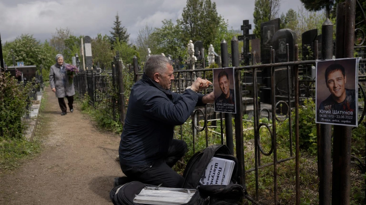 Портреты Высоцкого и Никулина используют для рекламы ритуальных услуг в Ростове