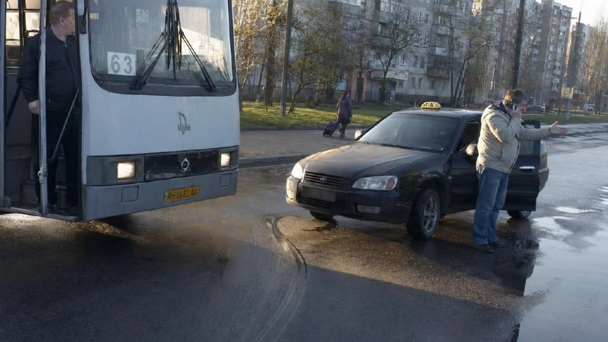 Такси не уступило автобусу в Александровке: погибла 34-летняя пассажирка