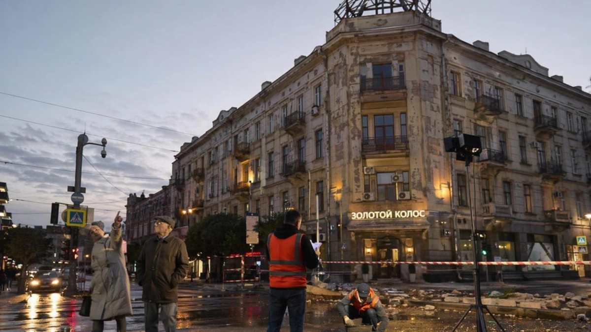 В Ростове со здания-памятника архитектуры упал шпиль в форме снопа колосьев