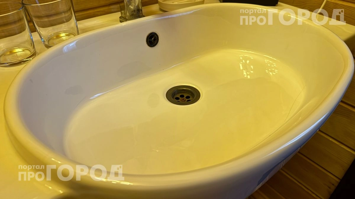 Забудьте про вантуз и дорогую химию: простая смесь из четырех продуктов растворяет любой засор за полчаса