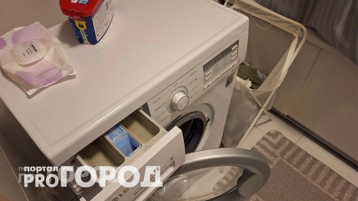 Больше не трачу деньги на отбеливатели: один простой аптечный пакетик в барабане возвращает вещам белизну