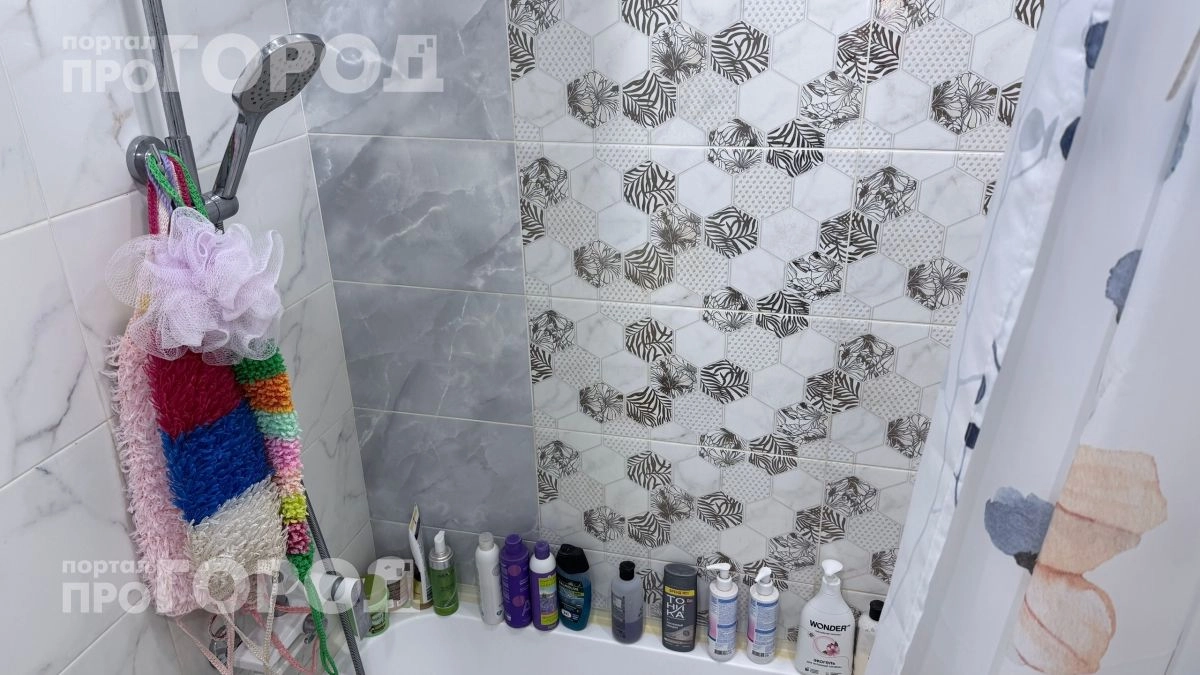 Никакой плитки в ванной: как я навсегда избавилась от плесени с помощью этих 6 стильных материалов