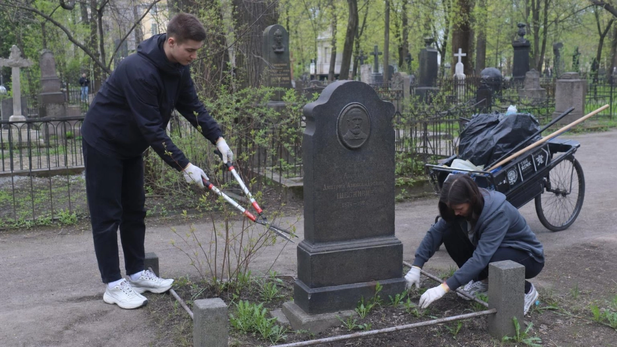 Волонтеры и музейщики восстановили захоронение семьи Дуровых в Таганроге