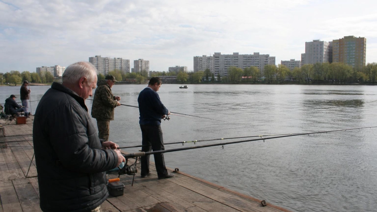 Рыбаки заняли понтонный мост на Зелёном острове в первый день работы