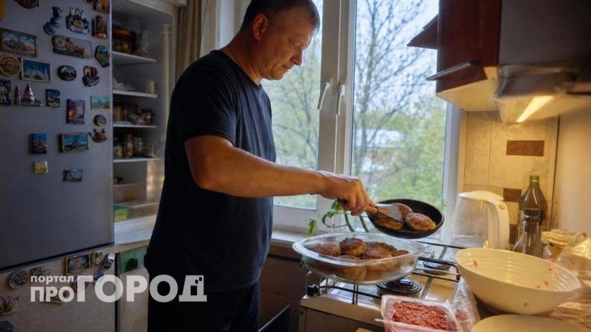 Больше никакой сухой подошвы на тарелке: один копеечный трюк при жарке сделает любые котлеты невероятно сочными