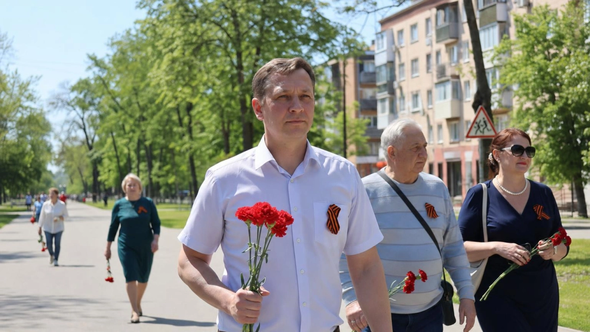 Павел Деревянко возложил цветы на могиле деда-ветерана в Таганроге