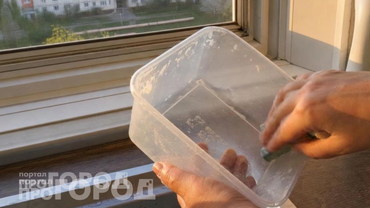 Липкие пятна от наклеек больше не испортят мебель: просто нанесите это аптечное средство на пять минут