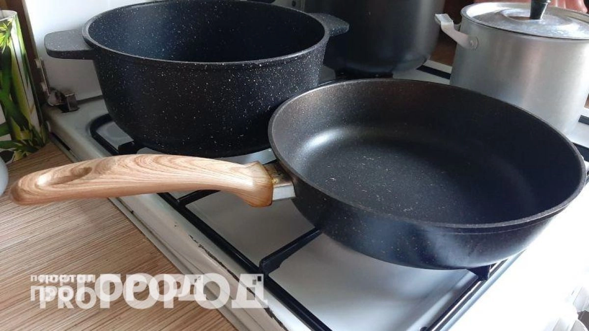 Больше не мучаюсь с застывшим жиром: ресторанная хитрость для блеска сковородок без лишних затрат