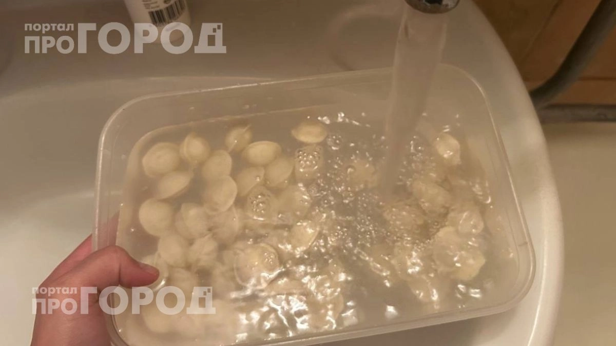 Перестаньте просто кидать пельмени в воду: узнайте зачем опытные хозяйки их промывают перед готовкой