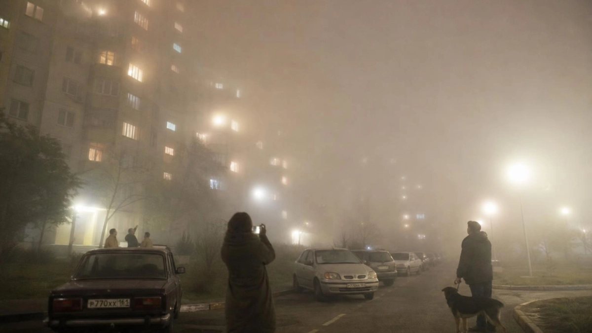 Туман скрыл верхние этажи многоэтажек в Левенцовке ночью
