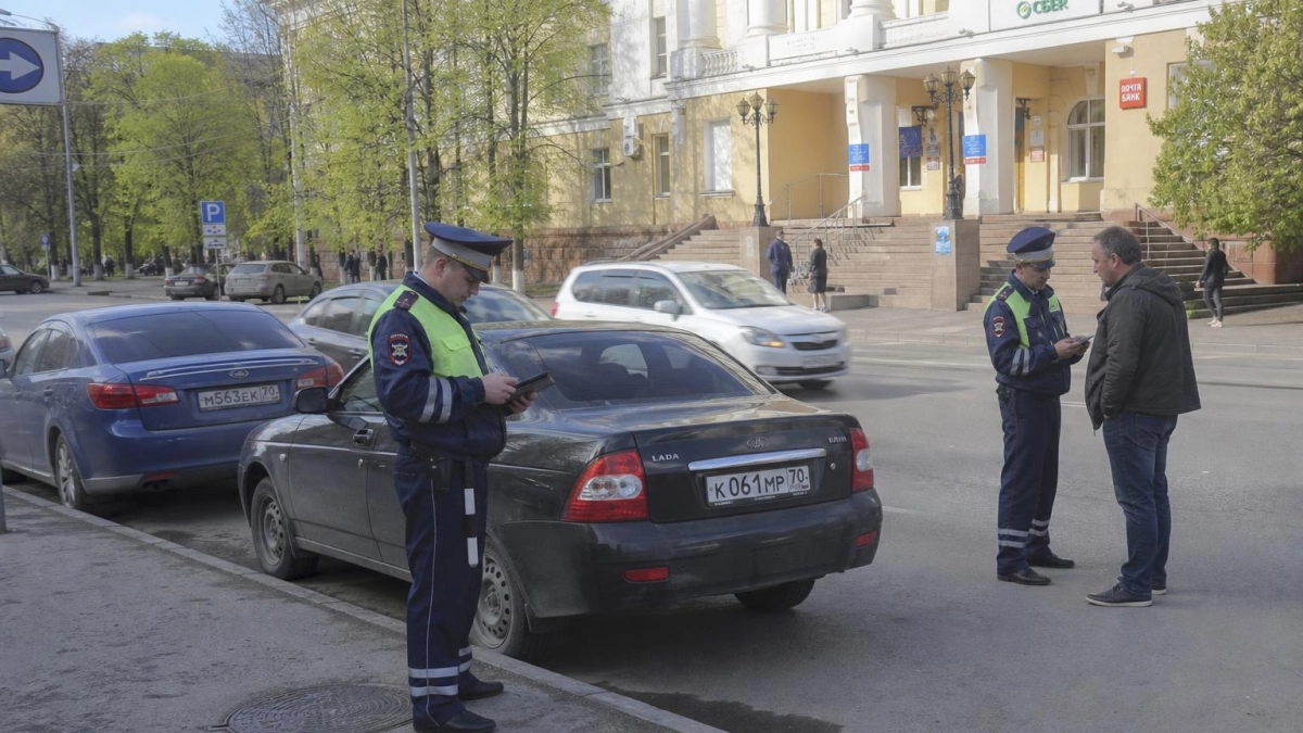 Припарковался у мэрии Ростова — нашли поддельные номера и 30 нарушений