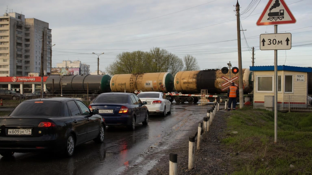 В Ростове автомобиль выехал под грузовой поезд: обошлось без жертв
