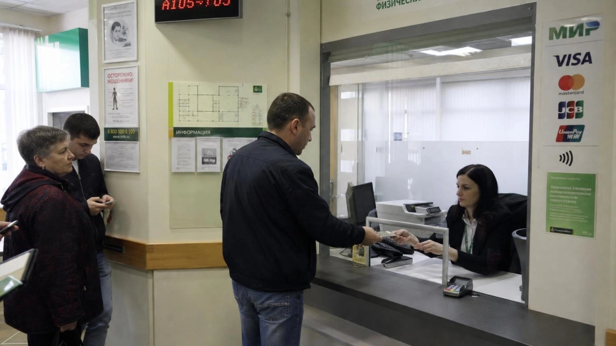 Житель Ростовской области передал карты мошенникам — через них похитили 3 млн рублей