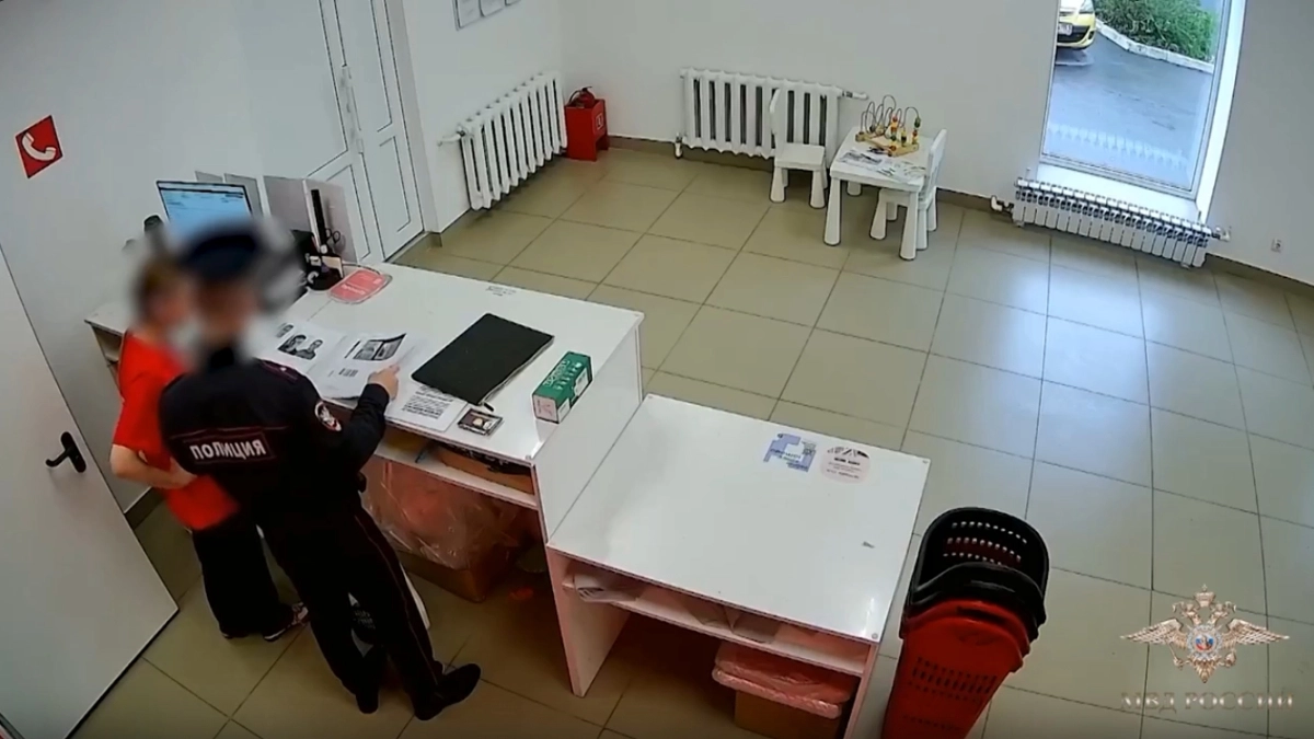 Ушлый мужчина в форме полицейского обокрал ПВЗ в Ростове-на-Дону