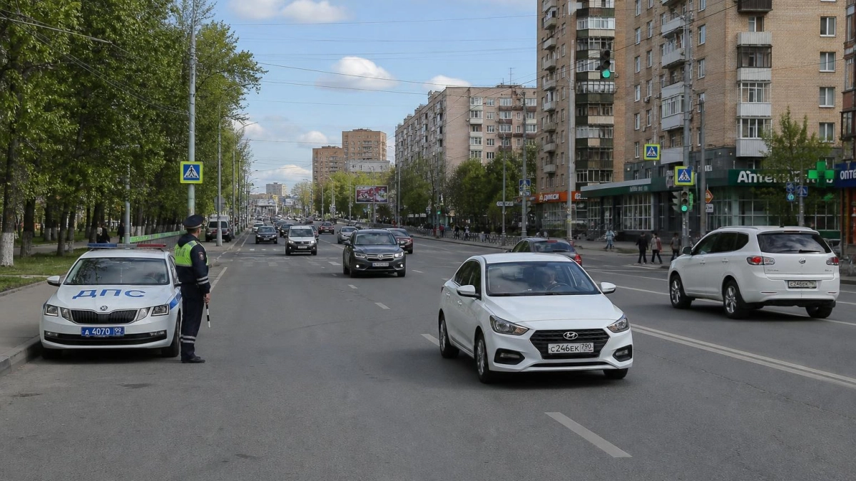 Кроссовер протаранил четыре машины на светофоре в Ростове