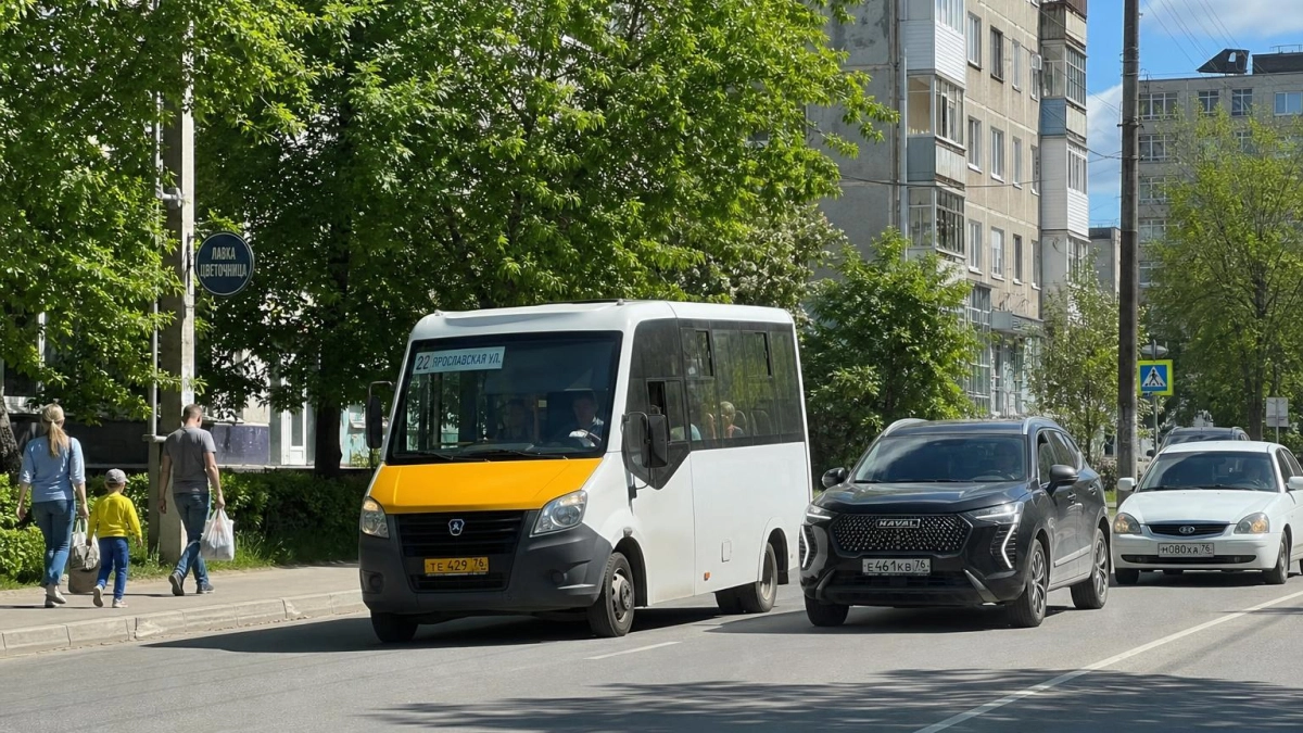 Маршрутка с пассажирами врезалась в два авто на улице Пойменной в Ростове