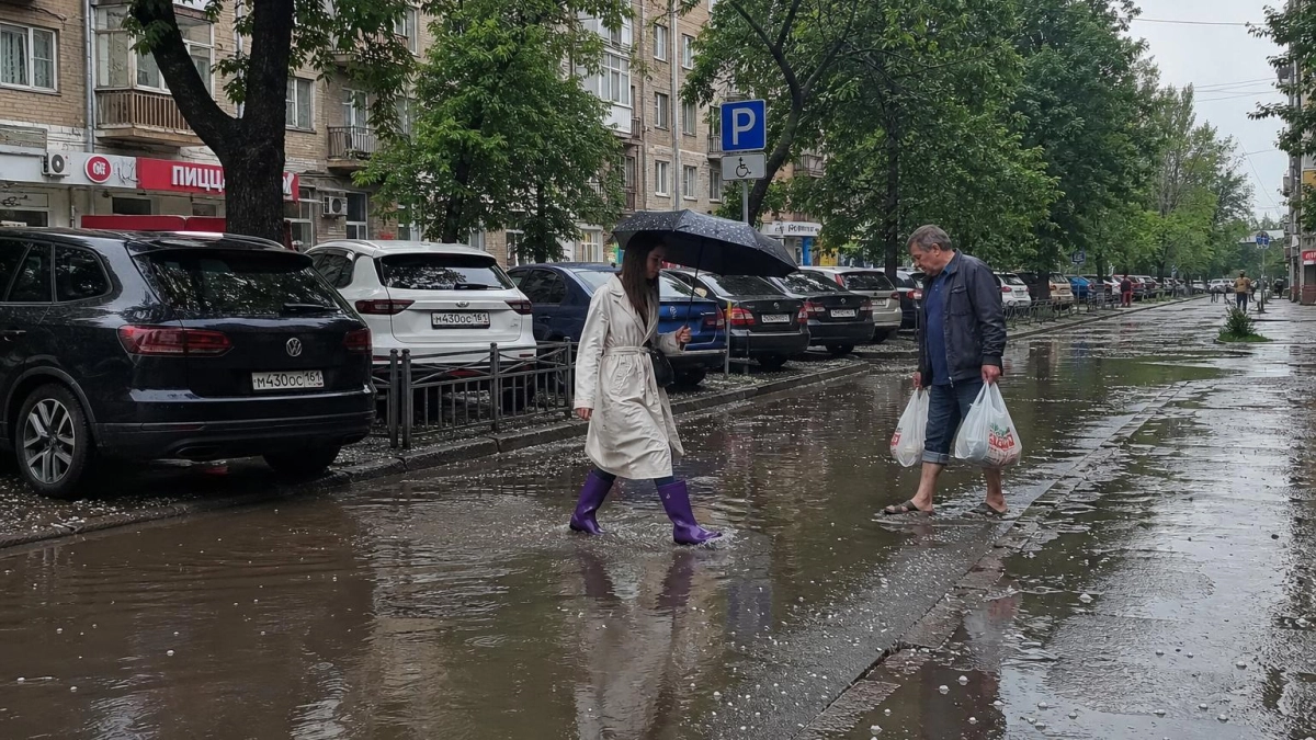 Ростов затопило: машина застряла в яме, штормовое предупреждение до 1 июня