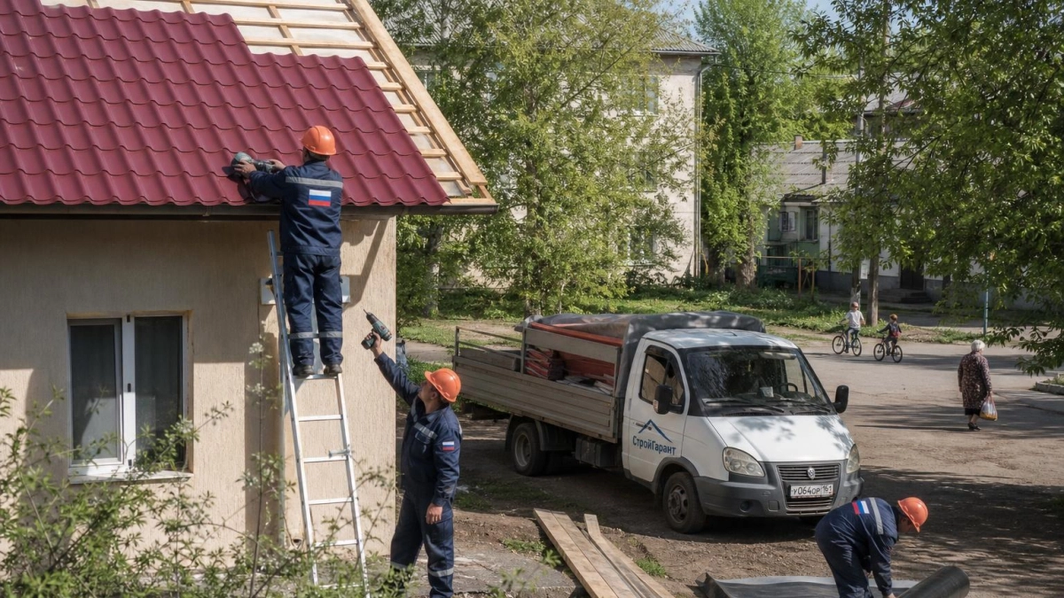 БПЛА упал под Таганрогом и повредил кровлю здания: первые кадры