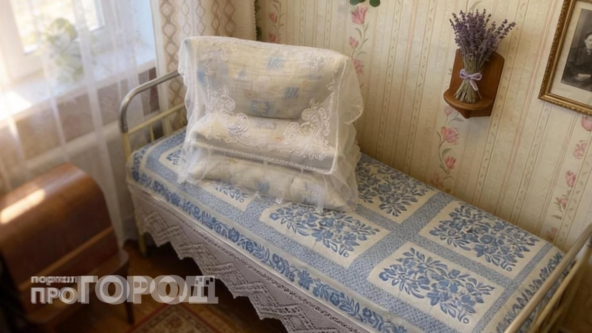 Странная привычка из СССР строить пирамиды из подушек: зачем это делали на самом деле и почему это было важно