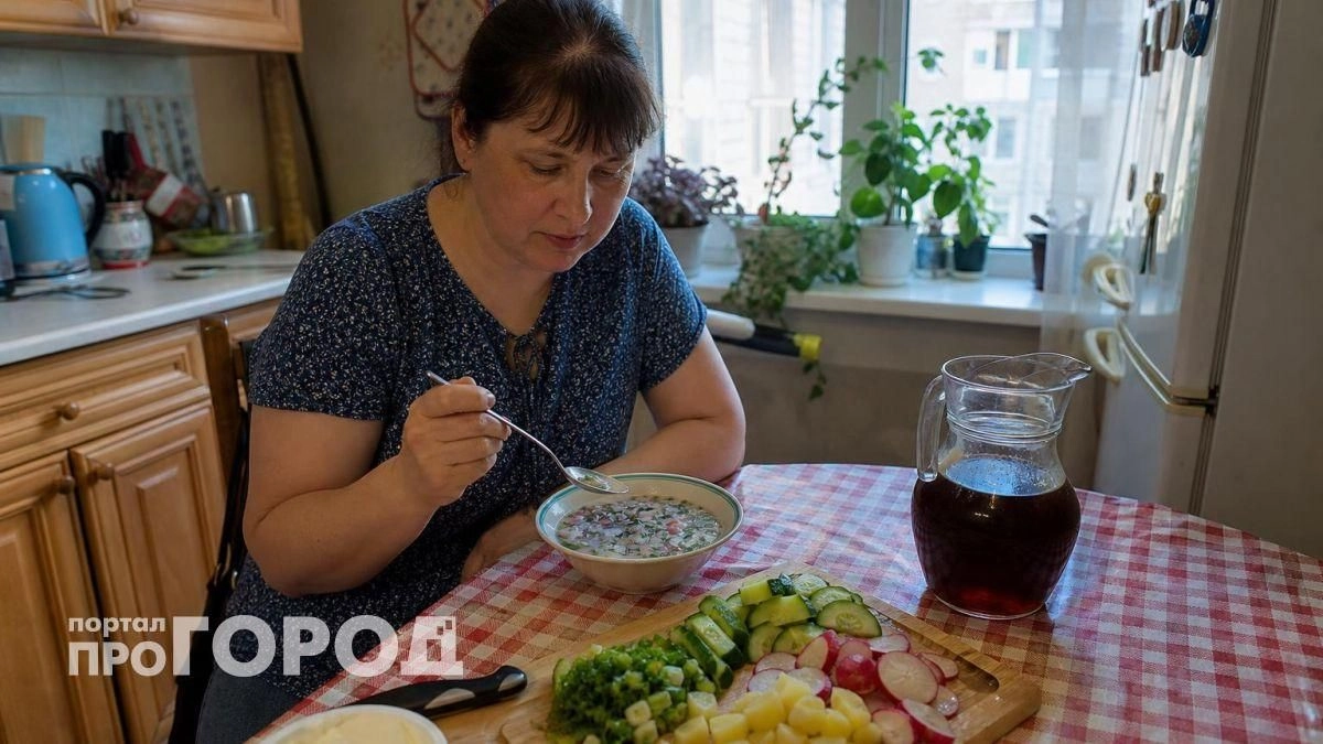 Превратите окрошку в эликсир молодости: просто уберите картофель и колбасу ради легкости и прилива сил