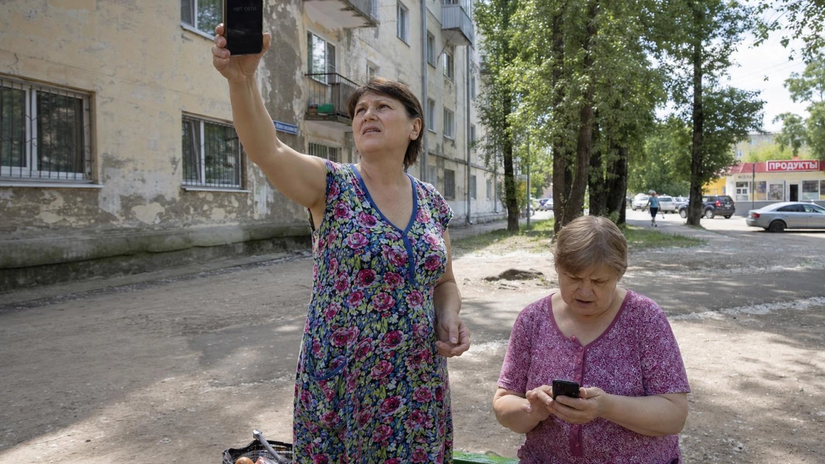 Две недели без связи: жители Сальска не могут дозвониться даже в скорую