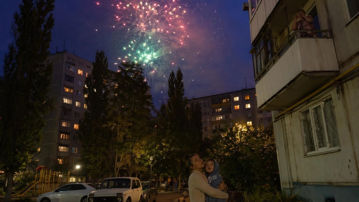 В Октябрьском районе Ростова запустили фейерверки, напугав жителей громкими звуками