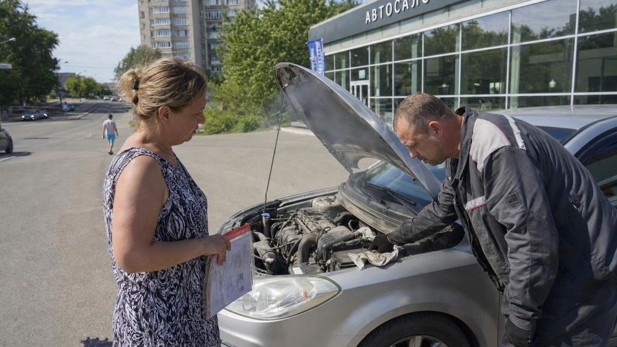 Автомобиль за 1,7 млн рублей задымил через 10 минут после выезда из салона