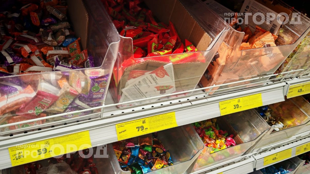 Больше не покупаю развесные конфеты в супермаркетах: работники складов рассказали всю грязную правду