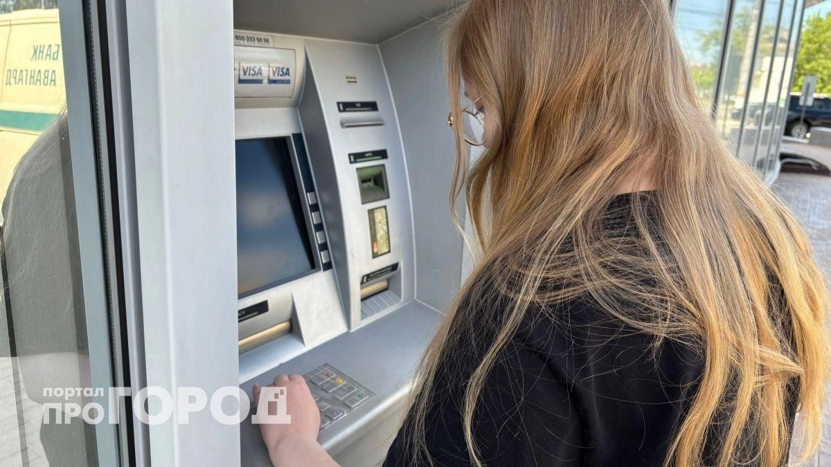 Готовьтесь доказывать происхождение денег: банки начали требовать справки при снятии крупных сумм наличными