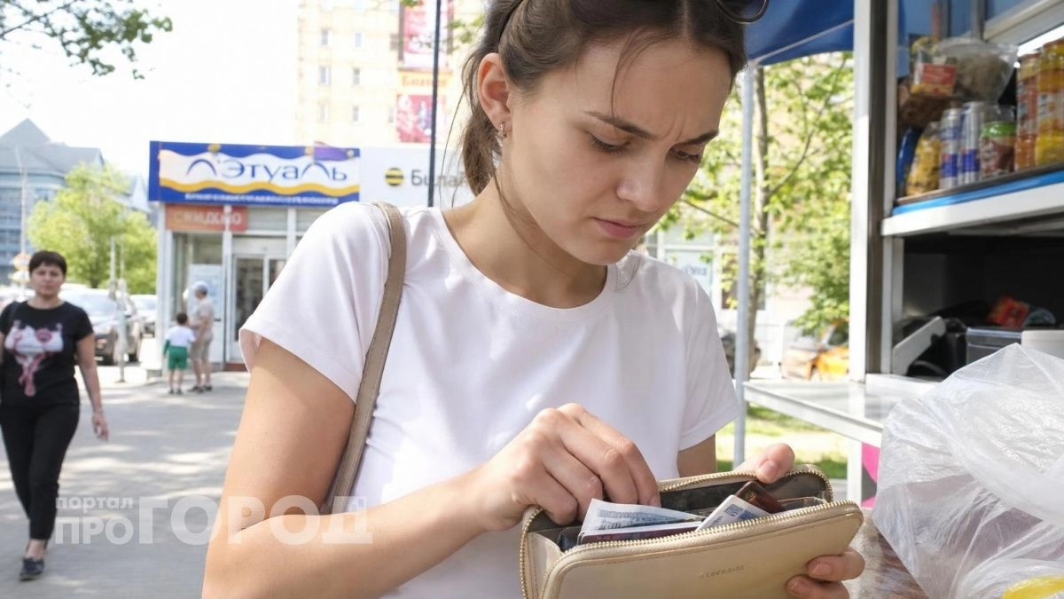 Срочно выложите это из своего кошелька: привычка хранить чеки незаметно лишает вас приличных сумм денег