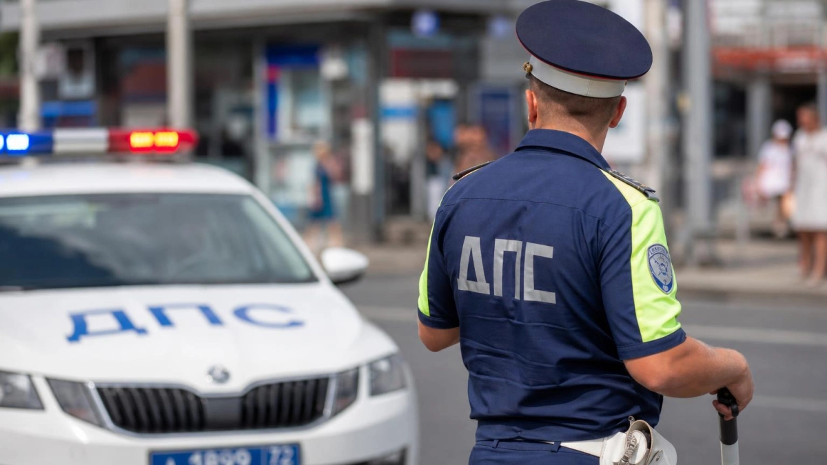 В Таганроге после ДТП автомобиль въехал в остановочный павильон на улице Ленина