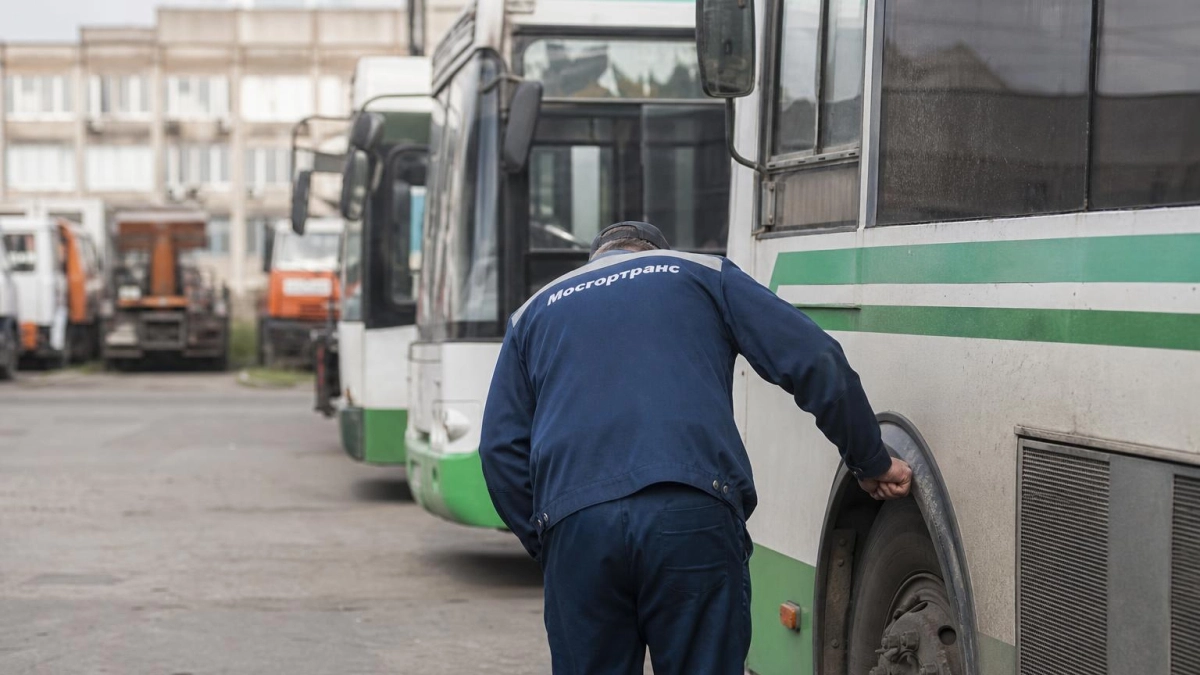 В Каменске Шахтинском выставили на торги муниципальные автобусы и мусоровоз по низкой цене