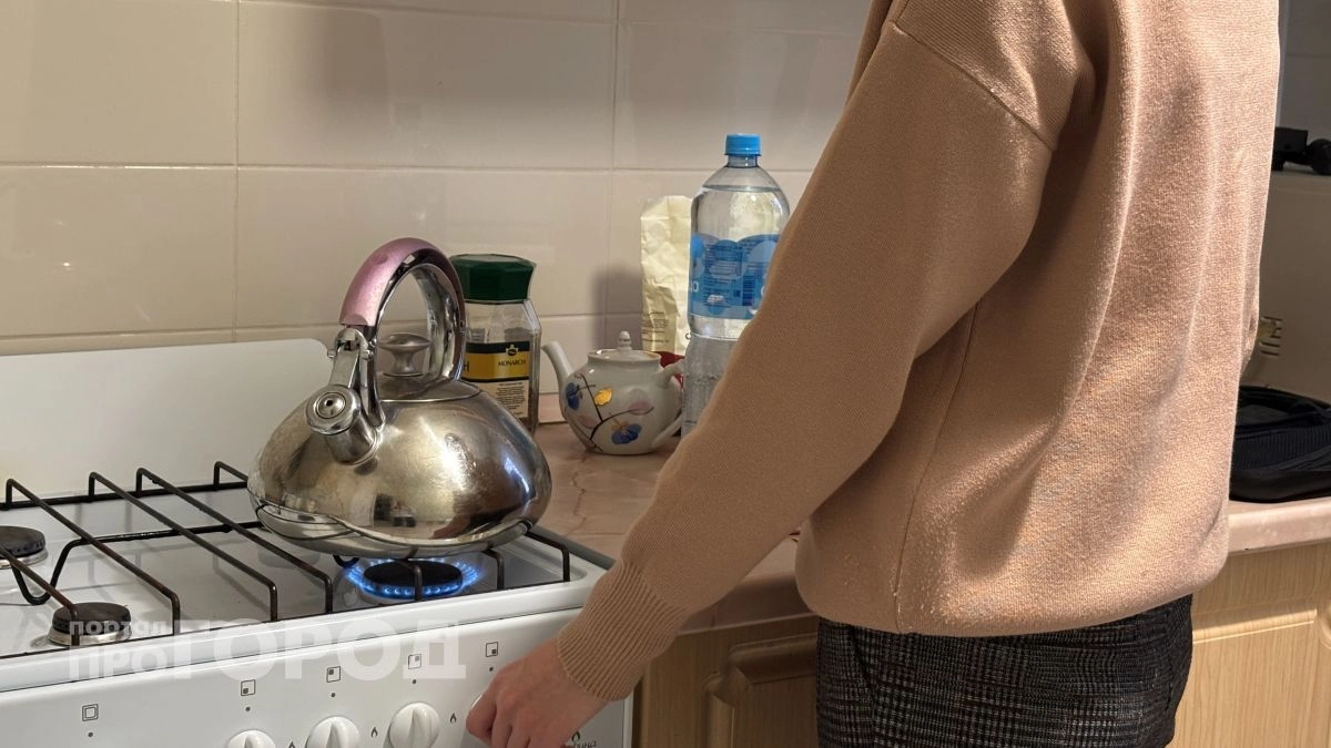Забыла про уксус и лимонку: нашла копеечное средство от накипи в чайнике, которое работает за пару минут