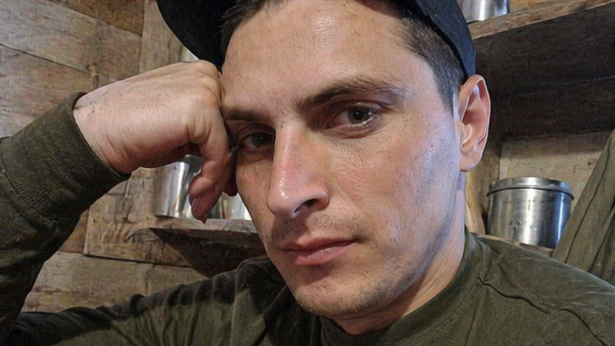 Погибшего на СВО Дениса Захарова похоронили с воинскими почестями в Каменске