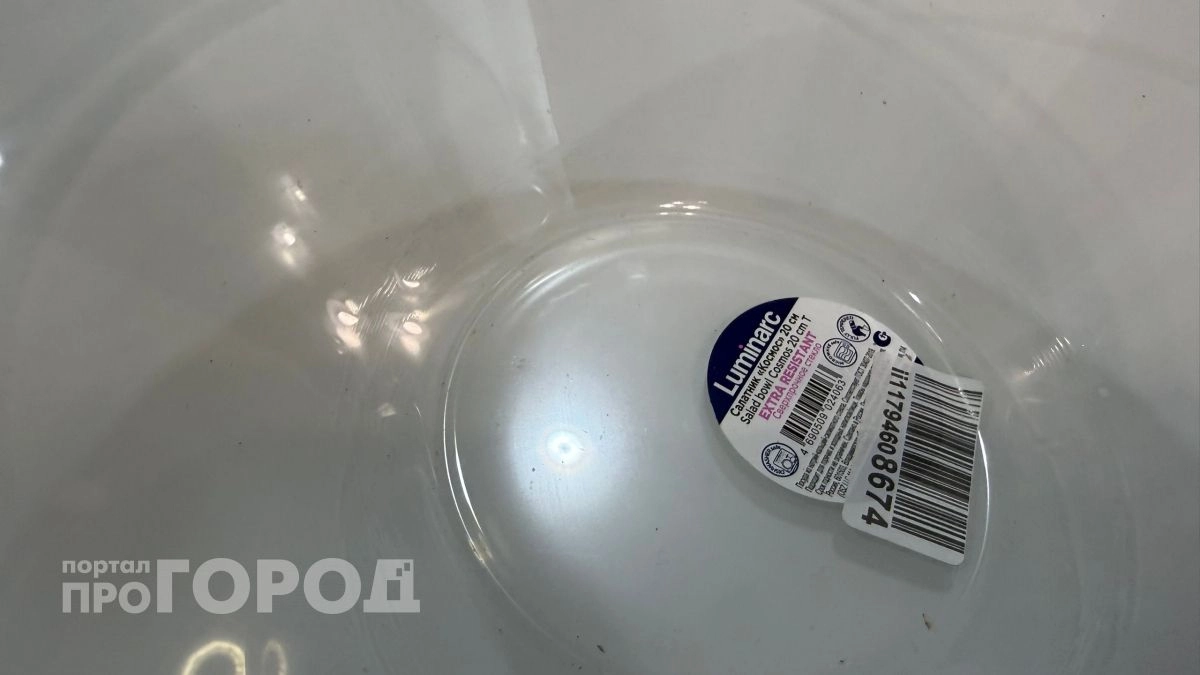 Больше никаких липких следов на тарелках: используйте этот копеечный лайфхак для быстрого удаления клея