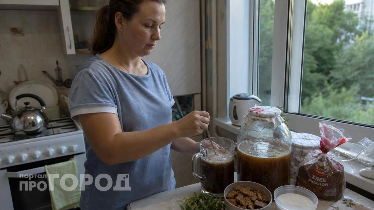 Забытый вкус кваса из желтой бочки: как приготовить дома легендарный напиток из простых продуктов за копейки