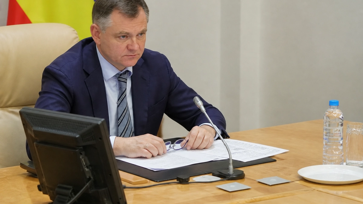 Слюсарь ускорил решения по обращениям жителей Дона от света до дорог