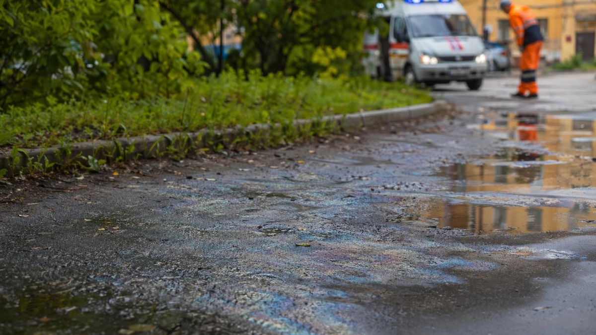 После атаки БПЛА в Таганроге прошел черный дождь с масляной пленкой