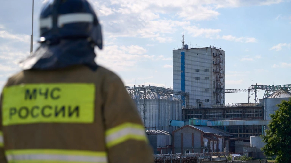 В МЧС назвали причиной едкого запаха в Зернограде возгорание зерна на складе