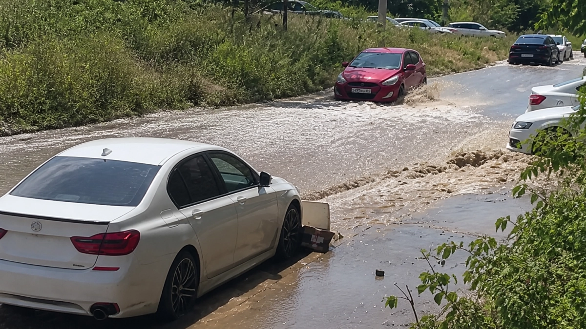 В Ростове на Орбитальной после прорыва трубы поток воды сдвигает машины