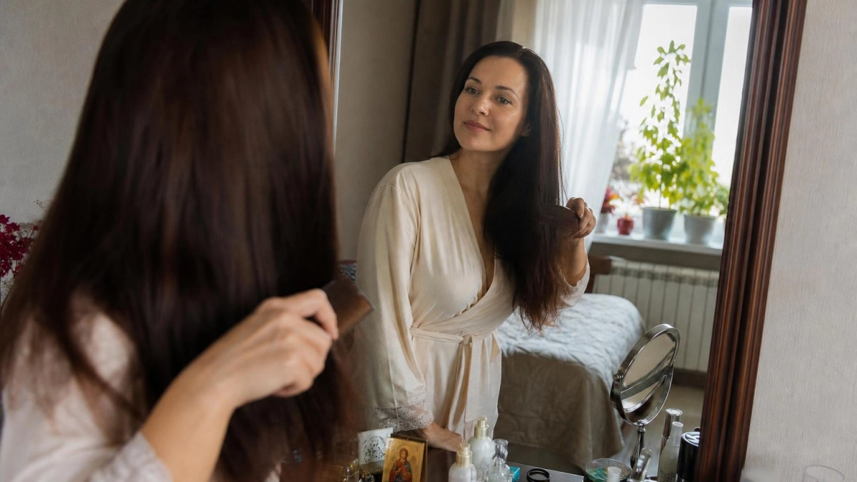 Вы ежедневно незаметно портите свои волосы: 5 привычных действий, которые крадут ваш свежий вид