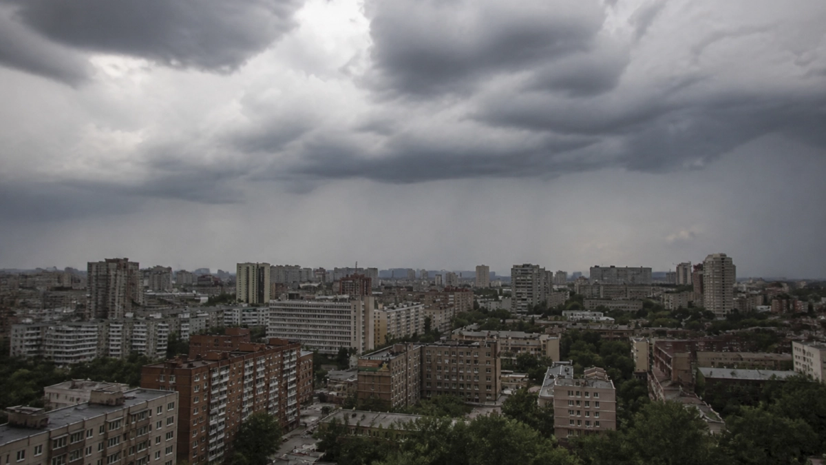 На Ростовскую область надвигается шторм с градом и ветром до 25 мс