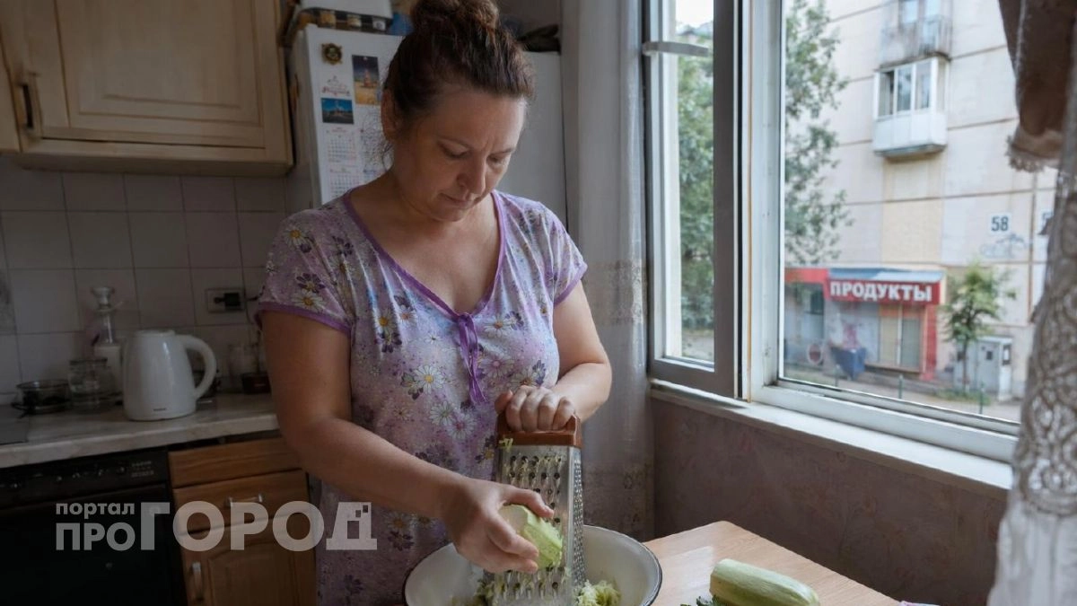 Перестала мучиться с жаркой кабачков: делаю пикантную закуску по-корейски всего за десять минут дома